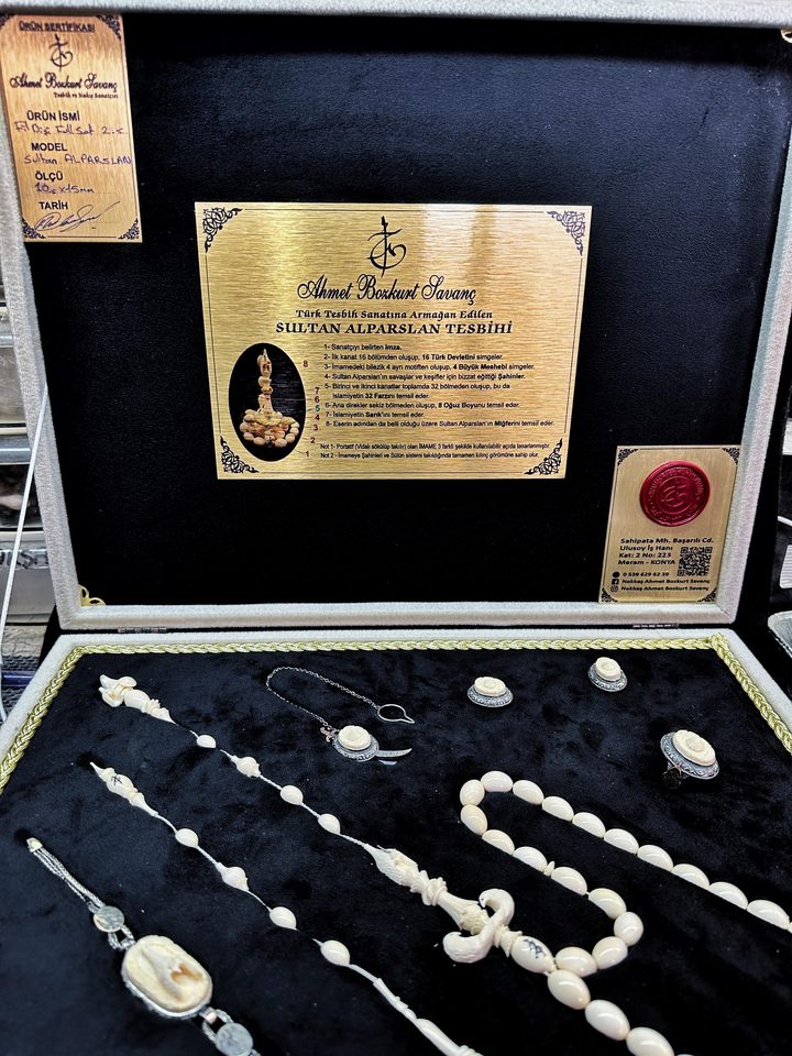 Sultan Alparslan Tesbihi, pirinç plaketli ve mühürlü kutusunda